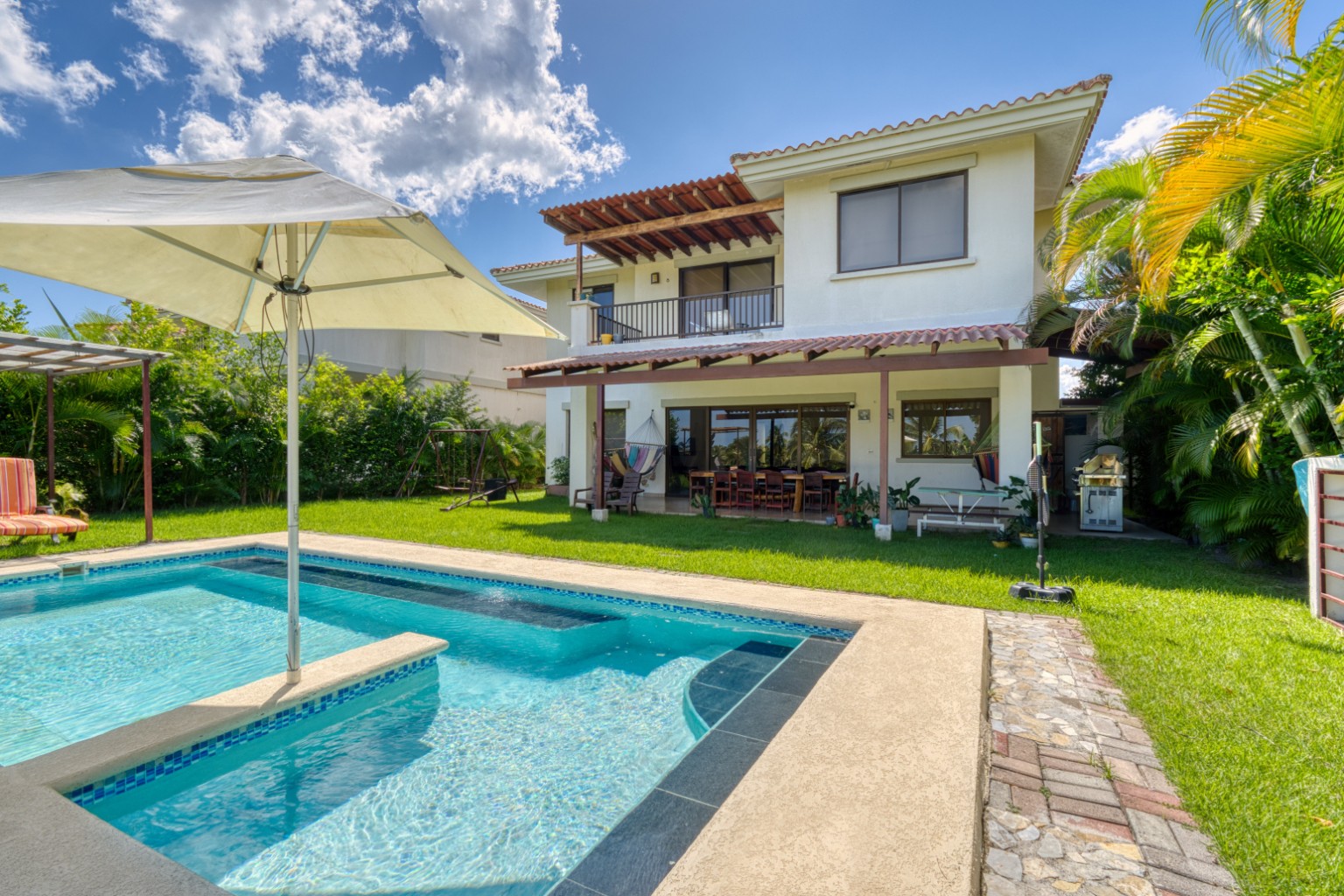 Villa con piscina y jardín