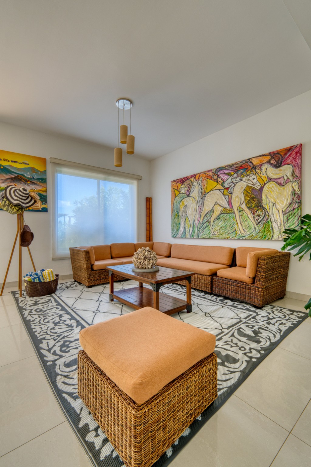 Sala con decoración tropical