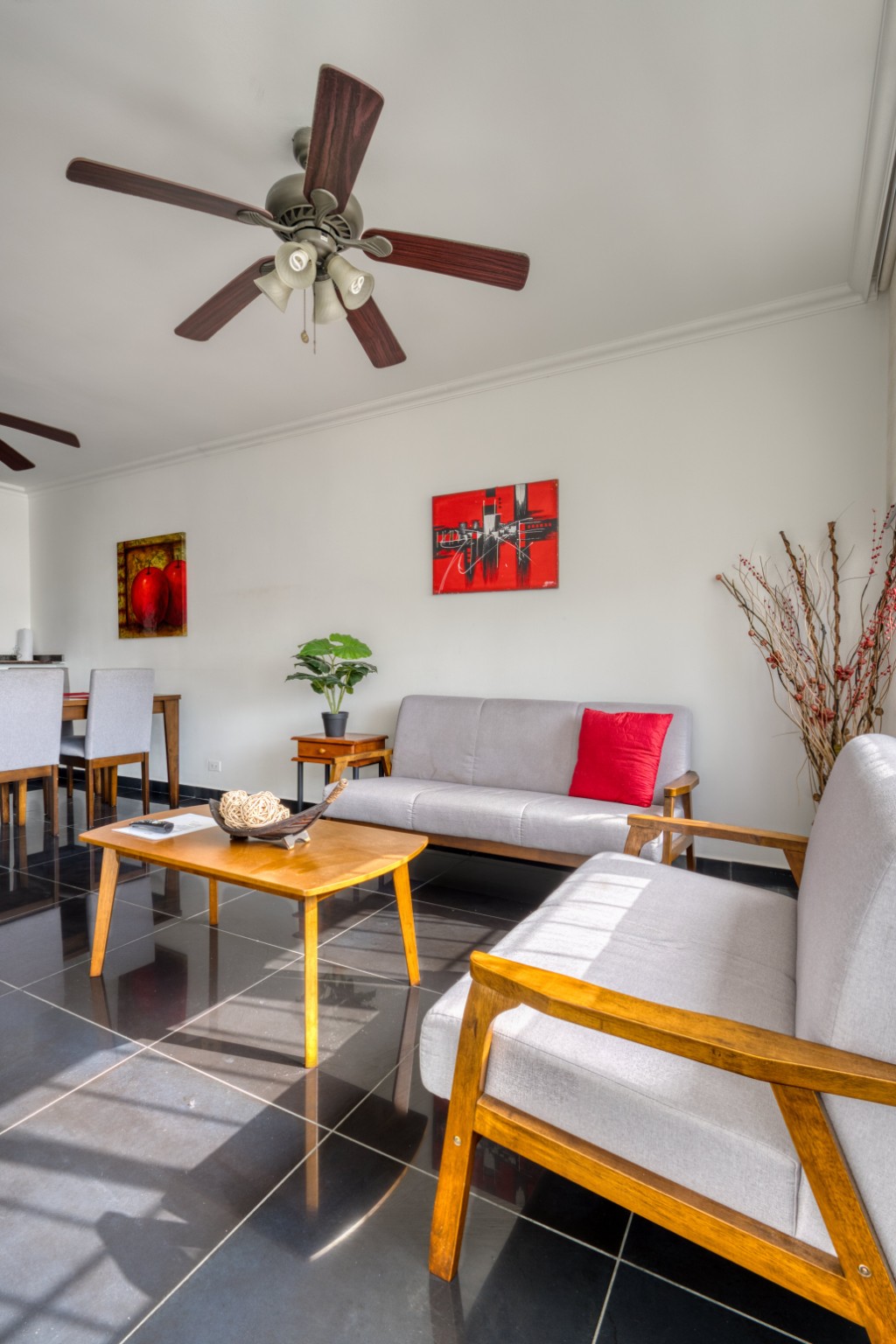 Sala con detalles rojos